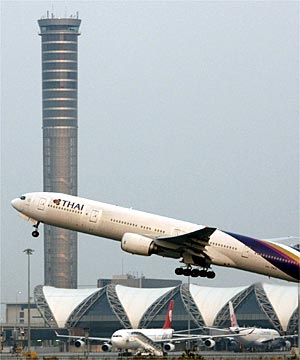 Taxi drivers block roads to Suvarnabhumi Airport Langhub.com เรียนภาษาอังกฤษจากข่าว